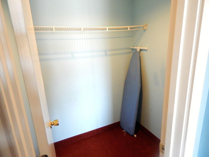 Bathroom 3, Econo Lodge, Cameron