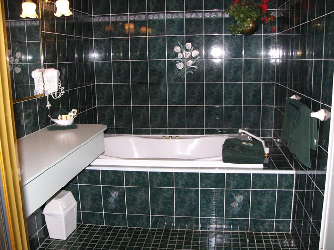 Bathroom 4, The Aberdeen Motel, Dubbo - Pt A