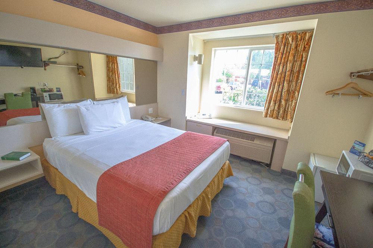 Bedroom 1, Clarion Inn Auburn Seattle, King