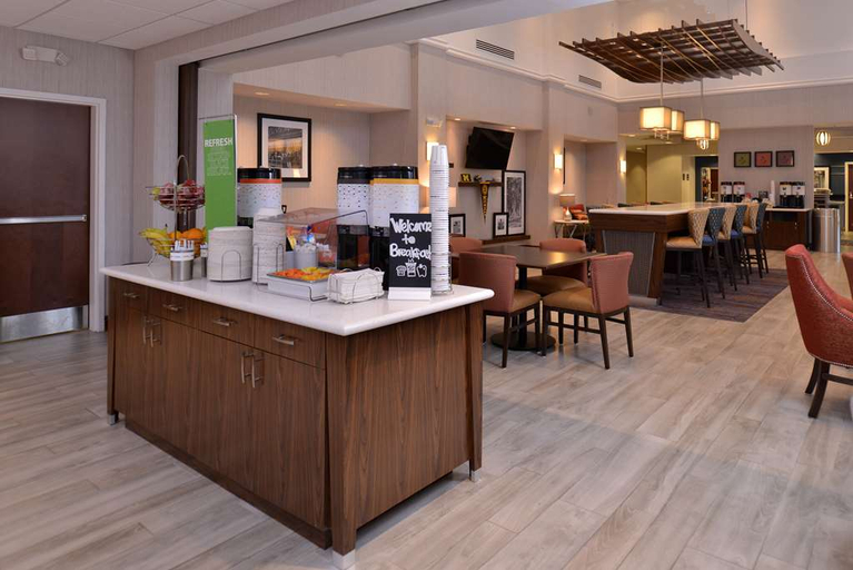 Food & Drinks 5, Hampton Inn & Suites Ann Arbor West, Washtenaw