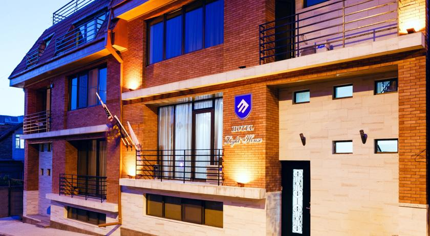 Exterior & Views