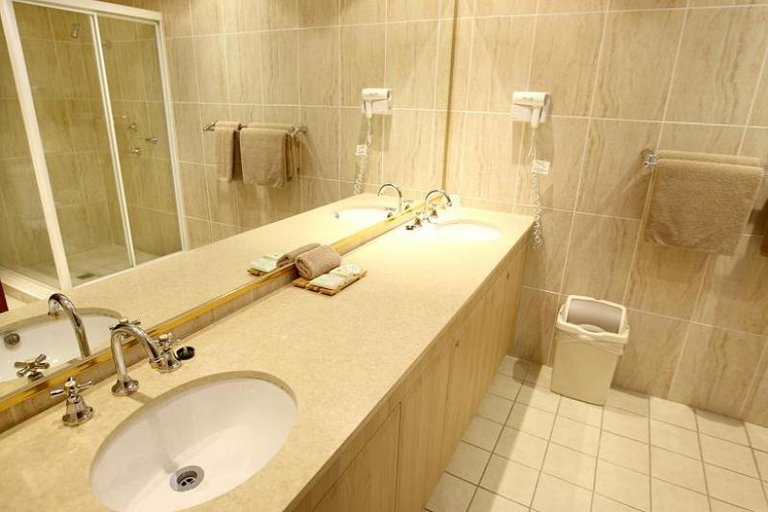 Bathroom 5, The Hermitage Motel Campbelltown, Campbelltown - South