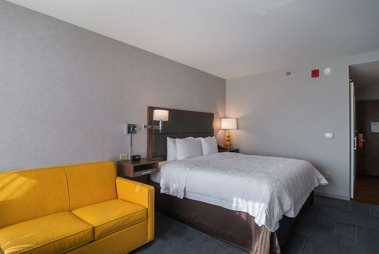 Bedroom 3, Hampton Inn Chicago North-Loyola Station, Cook