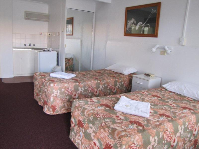 Bedroom 2, Hi Craft Motel, Ballina