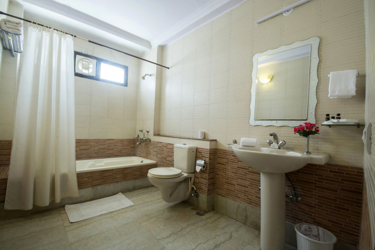 Bathroom 4, Siris 18, Agra