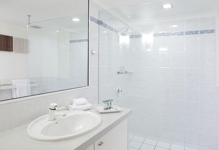 Bathroom 5, Macquarie Lodge, Noosa - Noosa-Noosaville