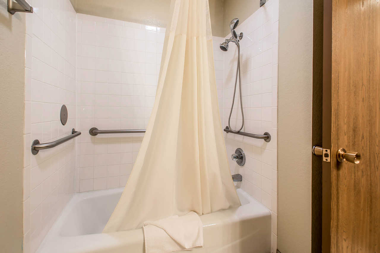 Bathroom, Quality Inn & Suites Decorah, Winneshiek