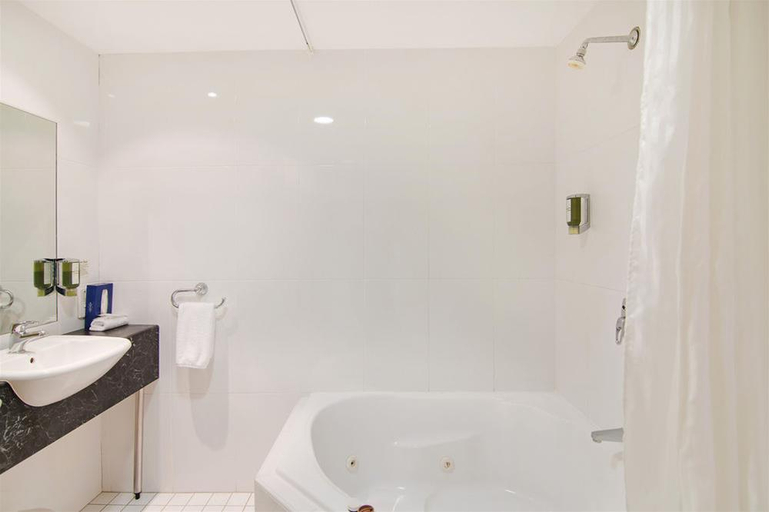 Bathroom 5, Boulevard On Beaumont, Newcastle - Throsby