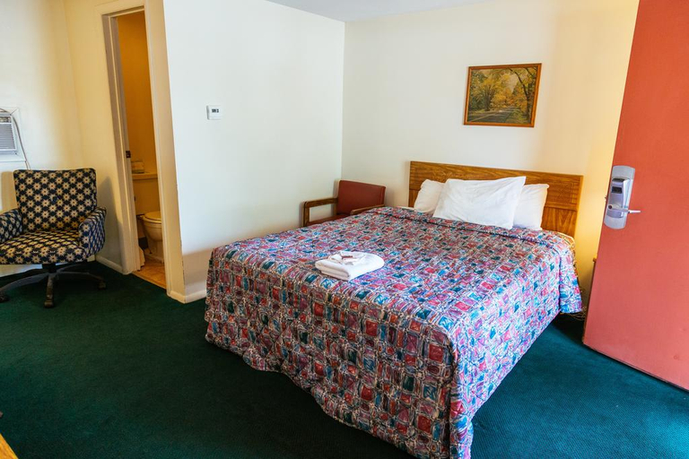 Bedroom 3, Red Carpet Inn Pulaski, Oswego
