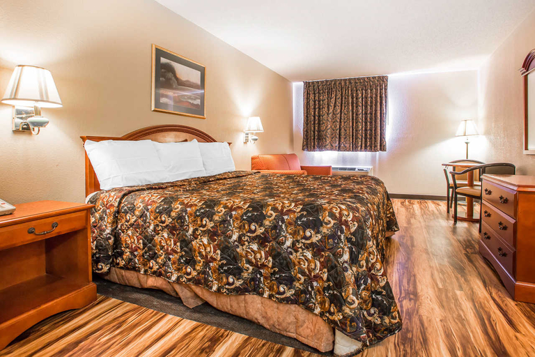 Bedroom 2, FairBridge Inn Express Caseyville, Saint Clair