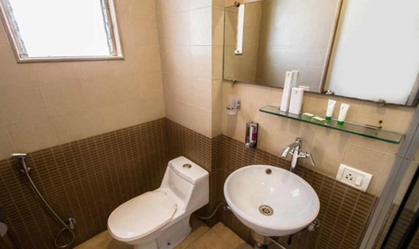 Bathroom 4, Treebo Brooks Manor, Pune