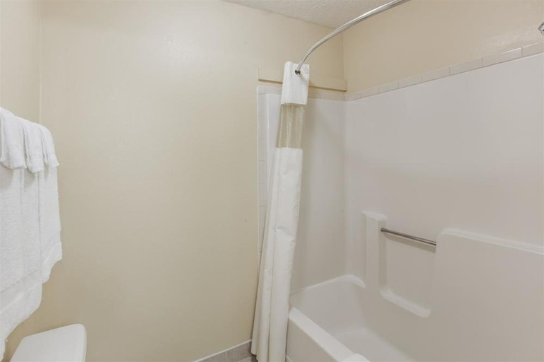 Bathroom 4, Quality Inn Harrodsburg, Mercer