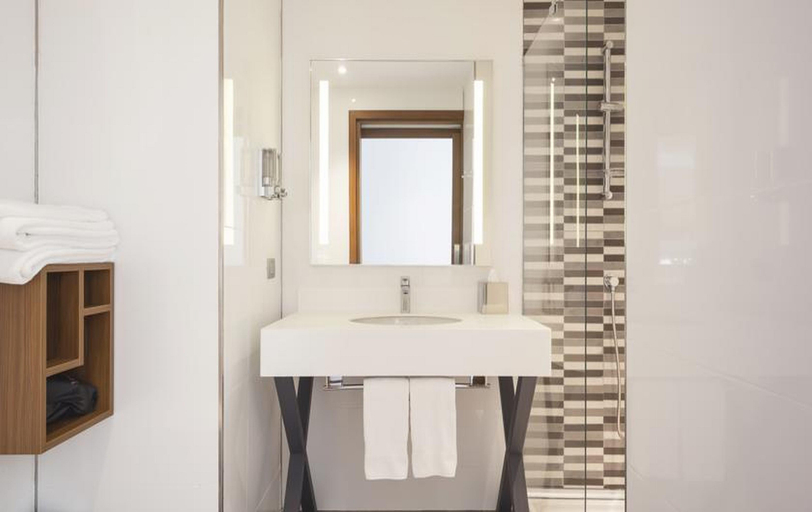 Bathroom 4, Hampton by Hilton Kocaeli Symbol, Başiskele