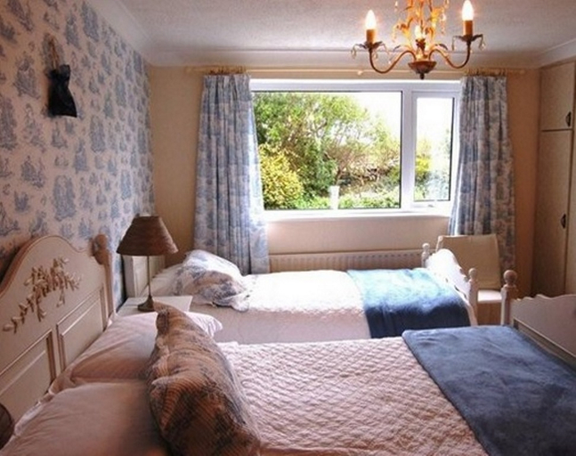 Bedroom 2, Teach An Easard
