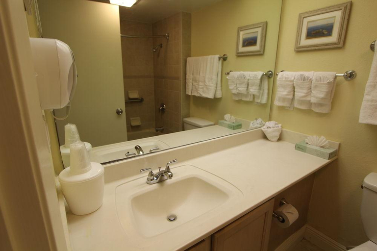 Bathroom 3, Royale Beach and Tennis Club, Cameron