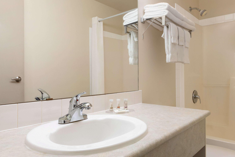 Bathroom 5, Days Inn by Wyndham Steinbach, Division No. 2