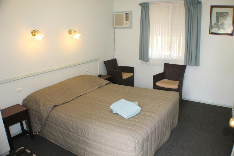 Bedroom 4, Lake Forbes Motel, Forbes