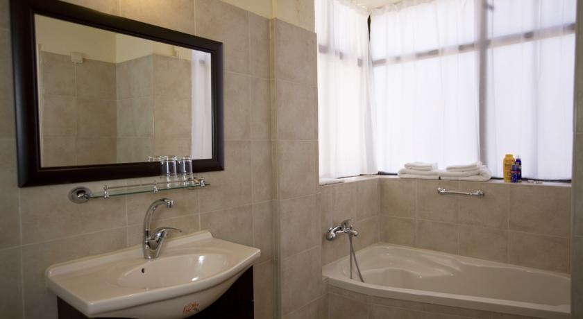 Bathroom, Little House in Rehavia