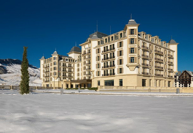 Exterior & Views