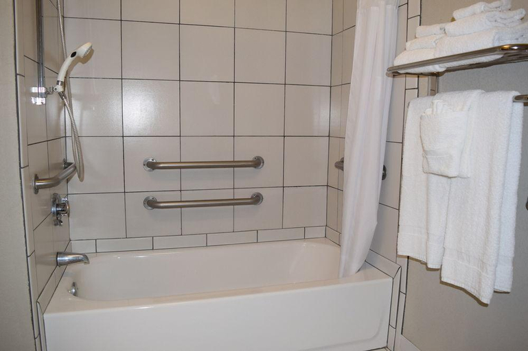 Bathroom, Quality Inn Prestonsburg, Floyd