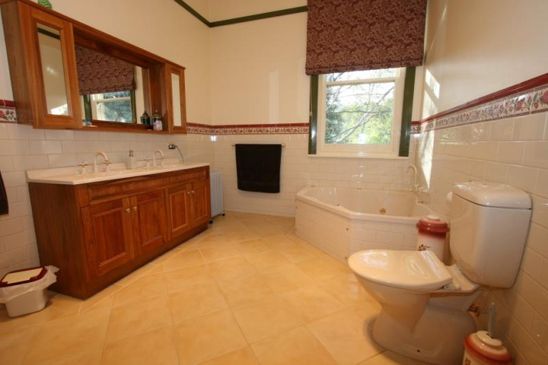 Bathroom 4, Donalea Bed & Breakfast, Huon Valley