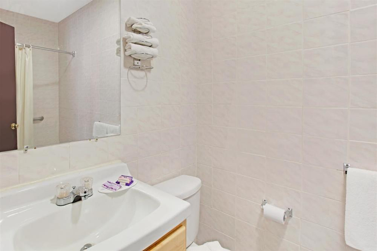 Bathroom 1, Knights Inn Pine Brook, New York