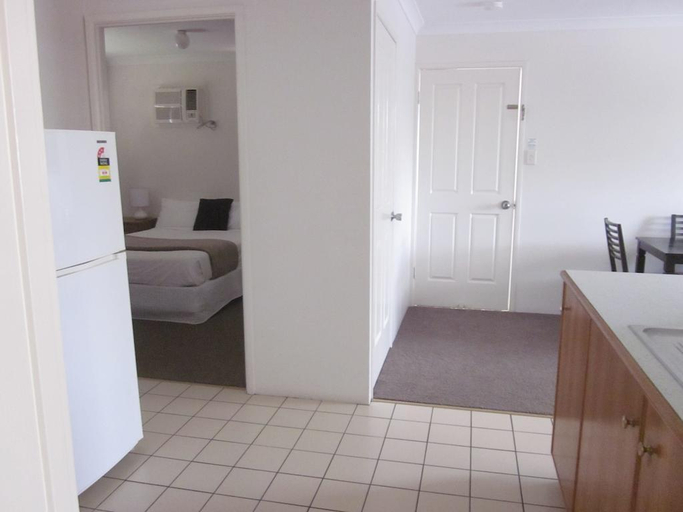 Bathroom 4, Cosmopolitan Motel & Serviced Apartments, Rockhampton