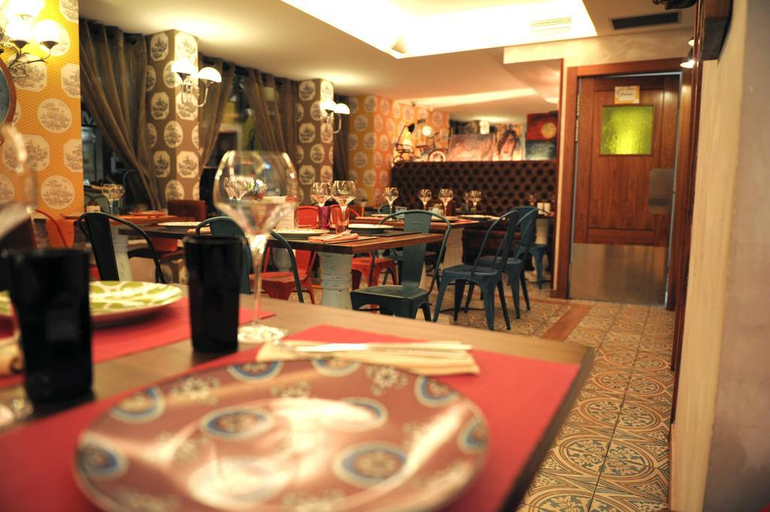 Food & Drinks 5, Leon Center Rooms, León