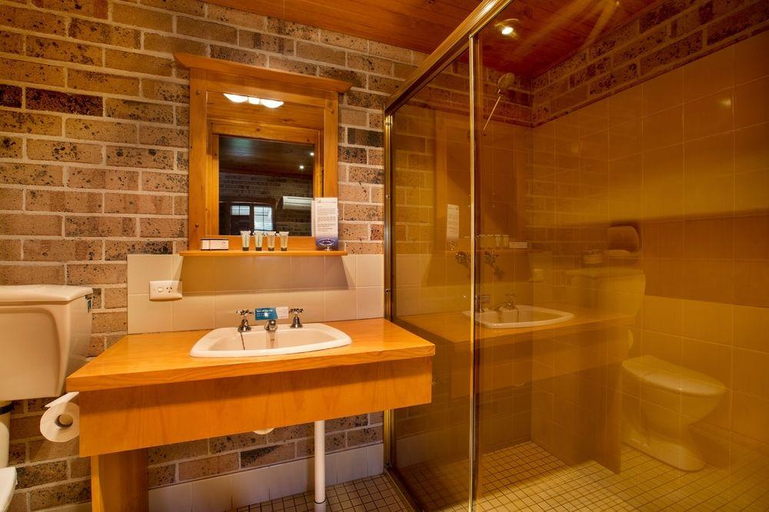 Bathroom 4, Macquarie Inn, Dubbo - Pt A