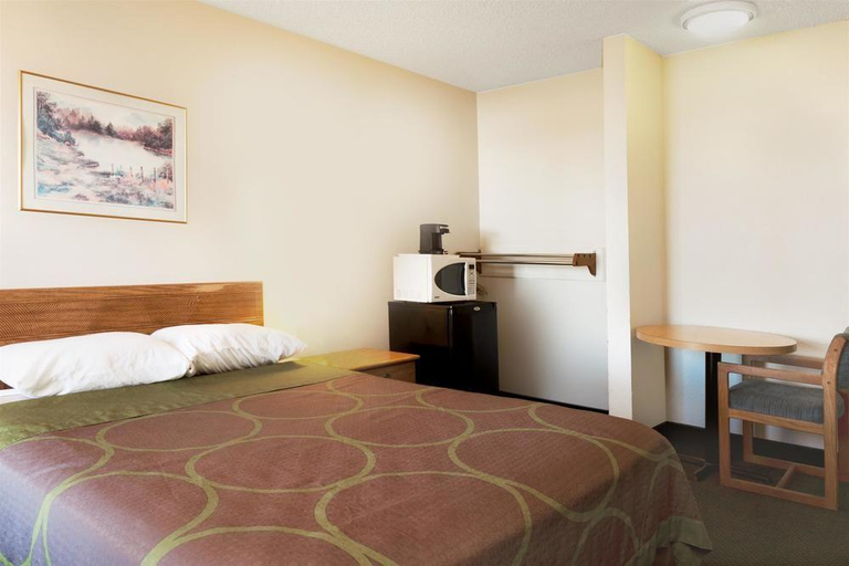 Bedroom 1, Super 8 by Wyndham Buttonwillow, Kern