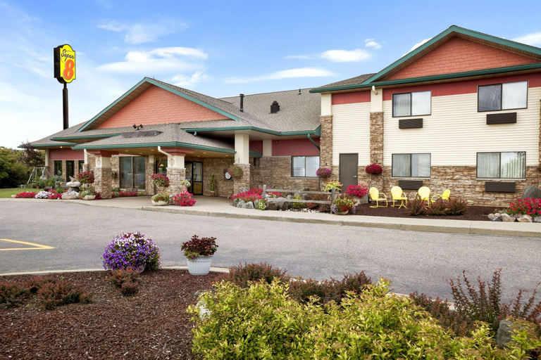 Super 8 by Wyndham Eveleth, Saint Louis