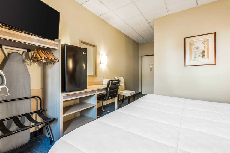 Bedroom 3, Days Inn by Wyndham Somerset PA I-70 I-76, Somerset