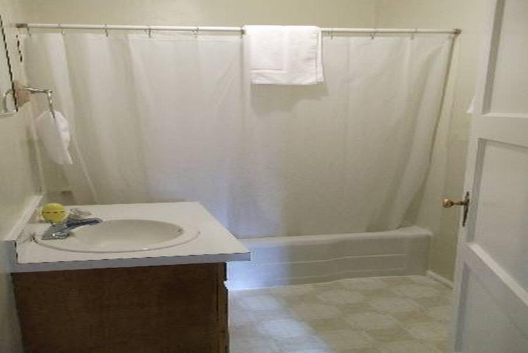 Bathroom 4, Adobe Sands Motel, Garfield