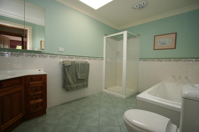 Bathroom 3, Donalea Bed & Breakfast, Huon Valley