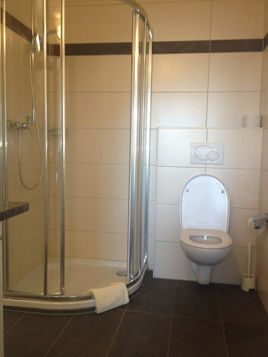 Bathroom 5, Hotel Traube, Zell am See