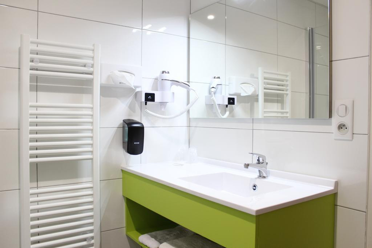 Bathroom 5, Brit Hotel Brive, Corrèze