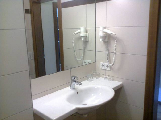 Bathroom 5, Hotel Traube, Zell am See