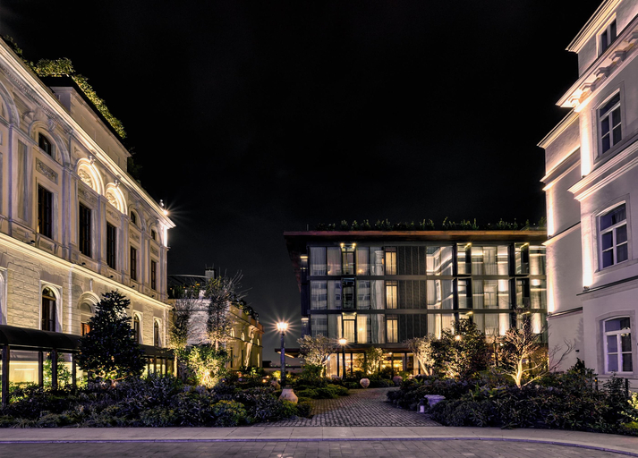 Exterior & Views