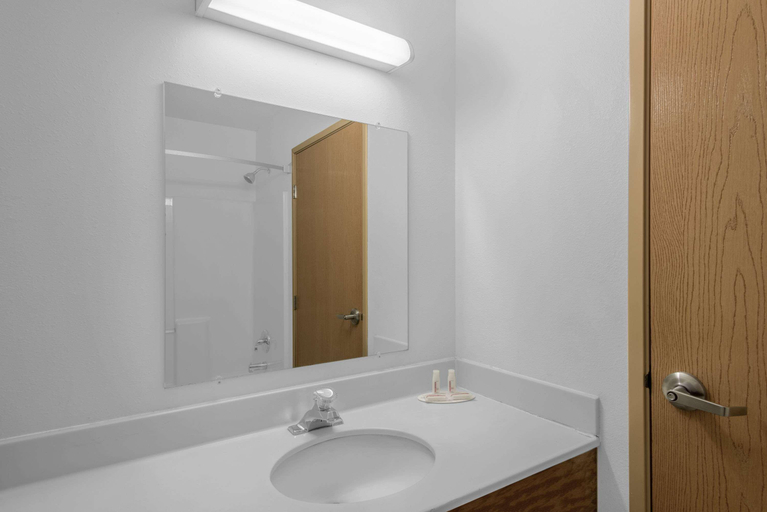 Bathroom 4, SureStay Plus Hotel by Best Western Highland Poughkeepsie, Ulster