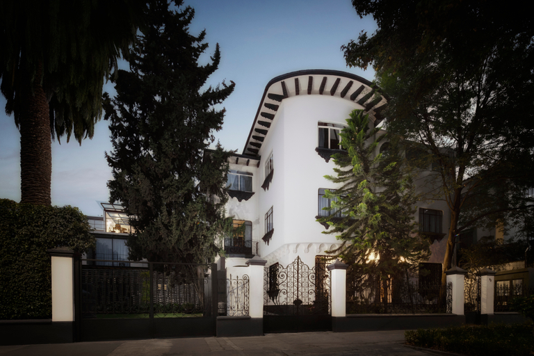 Exterior & Views