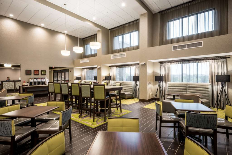 Food & Drinks 5, Hampton Inn & Suites Hammond, Lake