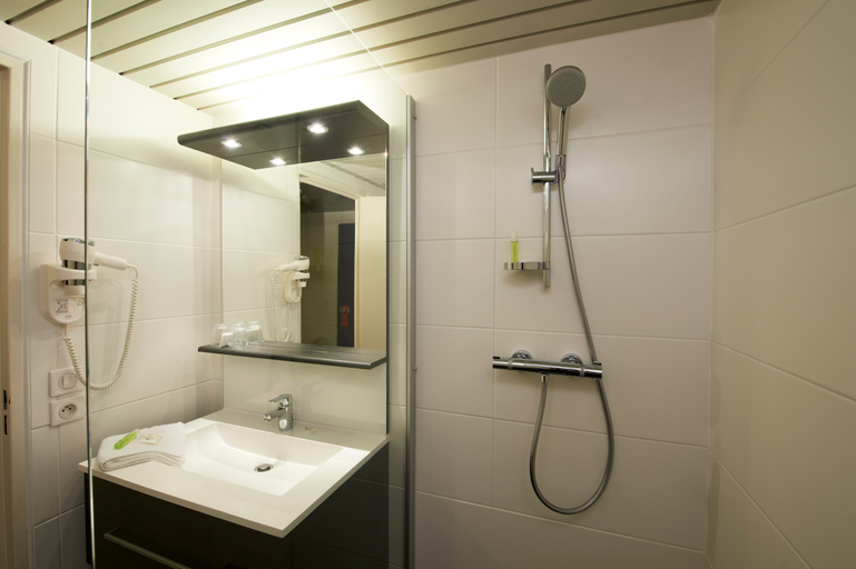 Bathroom 4, Brit Hotel Du Lac St Paul Les Dax, Landes