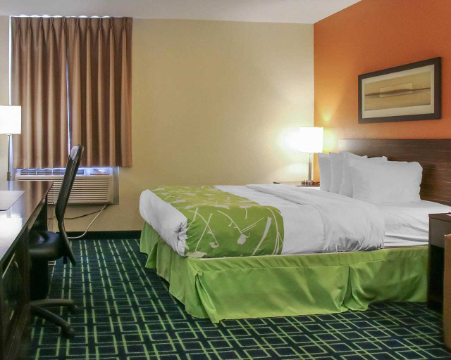 Bedroom 3, Econo Lodge Winnipeg South, Division No. 11