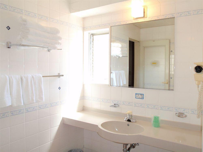 Bathroom 4, Ocean Resort PMC, Onna