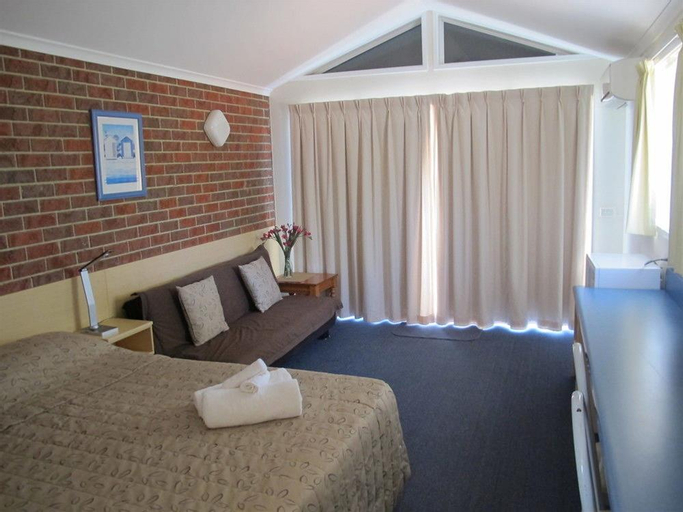 Bedroom 2, Merimbula Gardens Motel, Bega Valley
