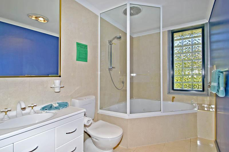 Bathroom, Georges Bay Apartments, Break O'Day