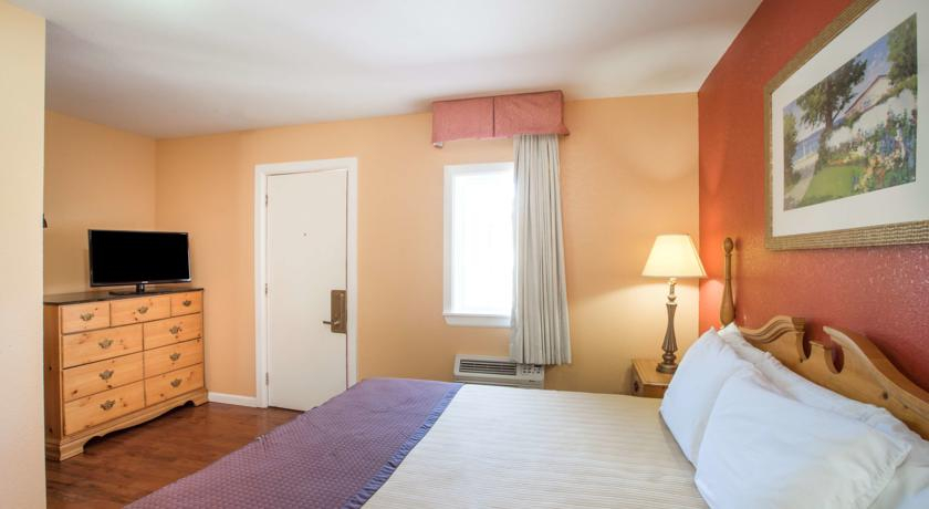 Bedroom 3, The Hillside Hotel, Washington