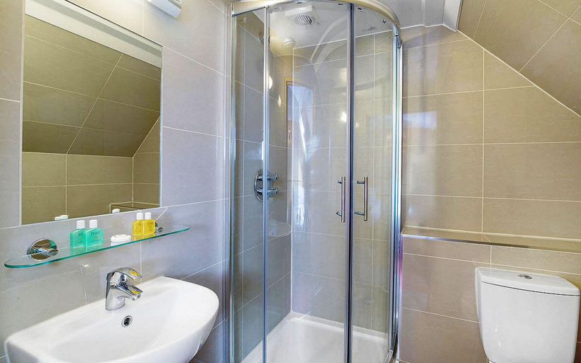 Bathroom 3, Park Avenue Inn Craven Hotel, London