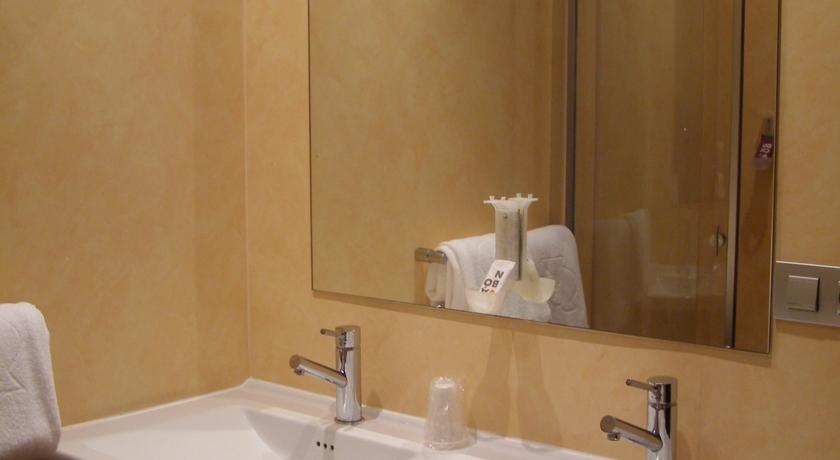 Bathroom 4, Hotel Area Serrano, Burgos