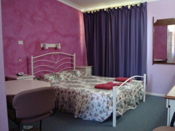 Bedroom 2, Bushmans Retreat Motor Inn, Gundagai